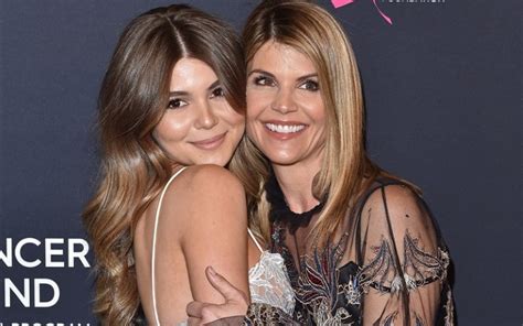 Lori Loughlins daughter Olivia Jade flaunts bikini body